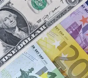 EUR/USD Falls Towards Multi-Week Lows Due to Powell Tensions and Expectation of US Data