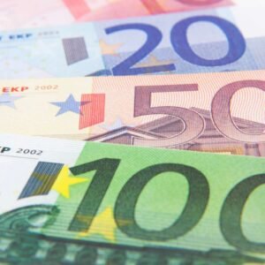 EUR/USD Fails to Gain Momentum Amid Trade Uncertainty and Bearish Technical Indications